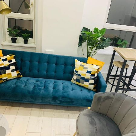 Cheerful 2 Bedroom Homely Apartment, Sleeps 6 Guest Comfy, 3X Double Bed, Parking, Free Wifi, Suitable For Business, Leisure Guest,Glasgow, Glasgow West End, Near City Centre מראה חיצוני תמונה