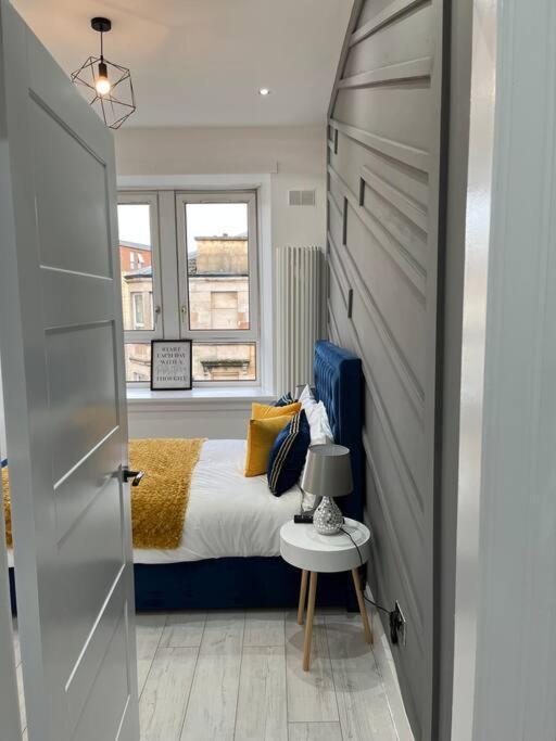 Cheerful 2 Bedroom Homely Apartment, Sleeps 6 Guest Comfy, 3X Double Bed, Parking, Free Wifi, Suitable For Business, Leisure Guest,Glasgow, Glasgow West End, Near City Centre מראה חיצוני תמונה
