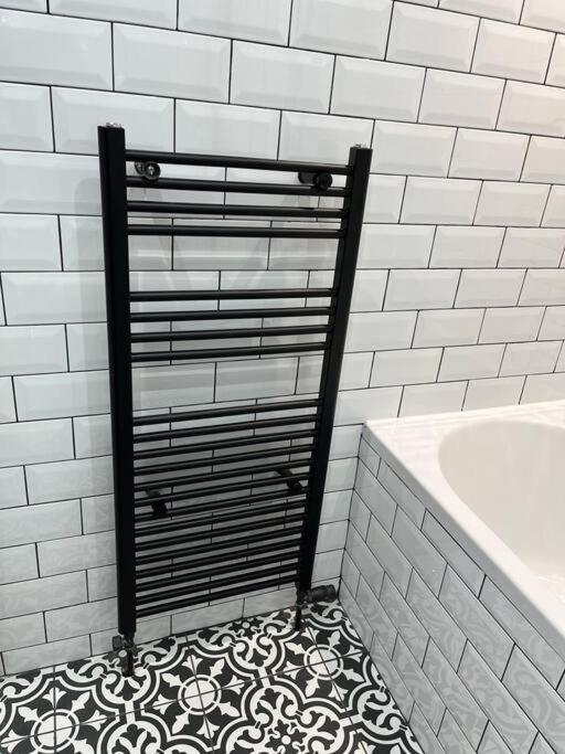 Cheerful 2 Bedroom Homely Apartment, Sleeps 6 Guest Comfy, 3X Double Bed, Parking, Free Wifi, Suitable For Business, Leisure Guest,Glasgow, Glasgow West End, Near City Centre מראה חיצוני תמונה
