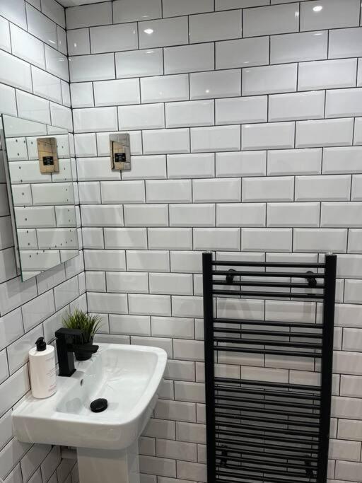 Cheerful 2 Bedroom Homely Apartment, Sleeps 6 Guest Comfy, 3X Double Bed, Parking, Free Wifi, Suitable For Business, Leisure Guest,Glasgow, Glasgow West End, Near City Centre מראה חיצוני תמונה