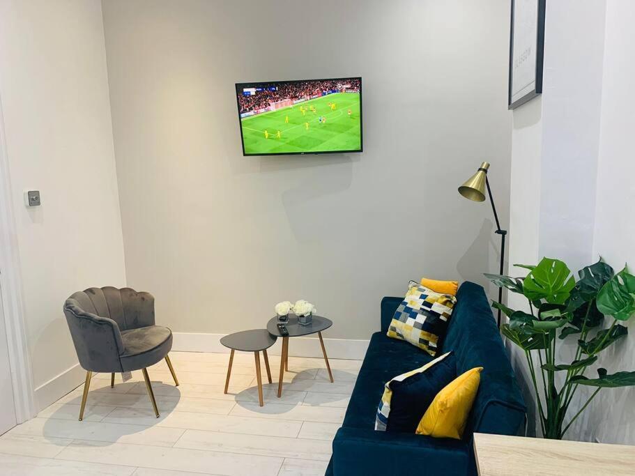 Cheerful 2 Bedroom Homely Apartment, Sleeps 6 Guest Comfy, 3X Double Bed, Parking, Free Wifi, Suitable For Business, Leisure Guest,Glasgow, Glasgow West End, Near City Centre מראה חיצוני תמונה