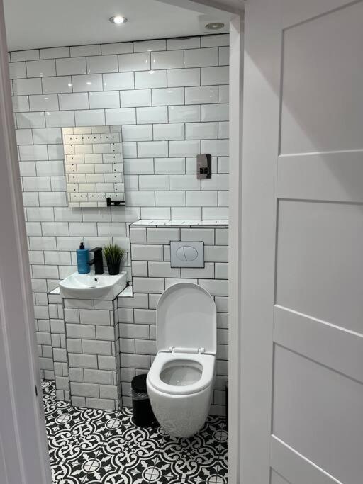 Cheerful 2 Bedroom Homely Apartment, Sleeps 6 Guest Comfy, 3X Double Bed, Parking, Free Wifi, Suitable For Business, Leisure Guest,Glasgow, Glasgow West End, Near City Centre מראה חיצוני תמונה