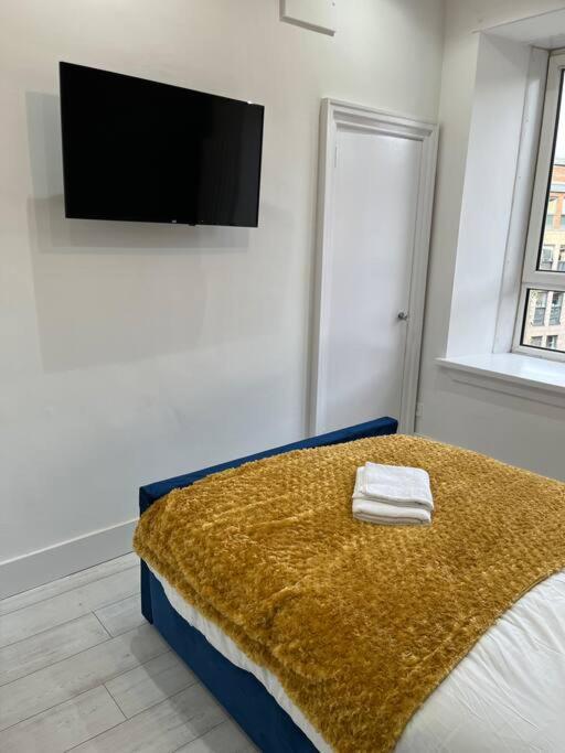 Cheerful 2 Bedroom Homely Apartment, Sleeps 6 Guest Comfy, 3X Double Bed, Parking, Free Wifi, Suitable For Business, Leisure Guest,Glasgow, Glasgow West End, Near City Centre מראה חיצוני תמונה