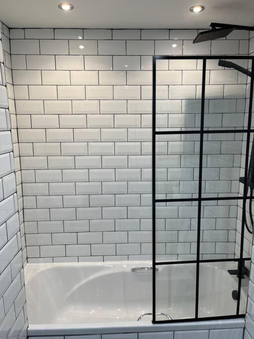 Cheerful 2 Bedroom Homely Apartment, Sleeps 6 Guest Comfy, 3X Double Bed, Parking, Free Wifi, Suitable For Business, Leisure Guest,Glasgow, Glasgow West End, Near City Centre מראה חיצוני תמונה
