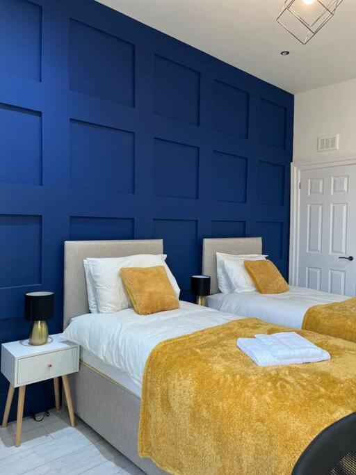 Cheerful 2 Bedroom Homely Apartment, Sleeps 6 Guest Comfy, 3X Double Bed, Parking, Free Wifi, Suitable For Business, Leisure Guest,Glasgow, Glasgow West End, Near City Centre מראה חיצוני תמונה