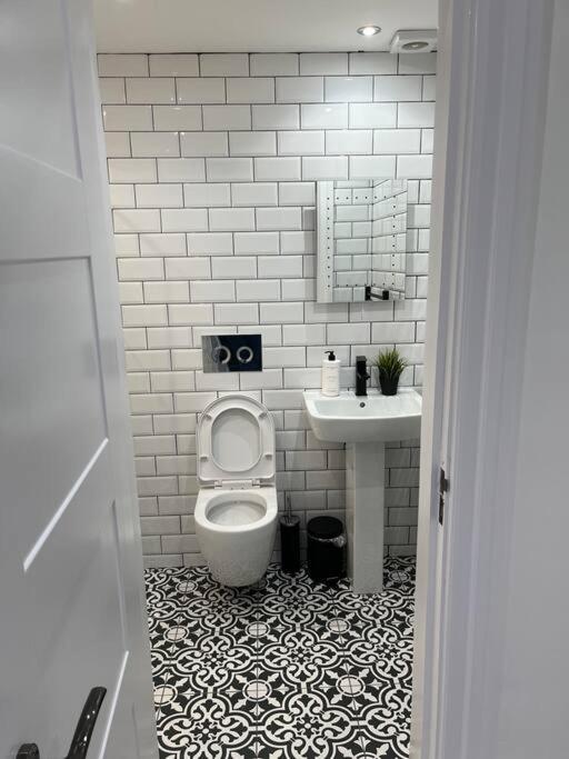 Cheerful 2 Bedroom Homely Apartment, Sleeps 6 Guest Comfy, 3X Double Bed, Parking, Free Wifi, Suitable For Business, Leisure Guest,Glasgow, Glasgow West End, Near City Centre מראה חיצוני תמונה