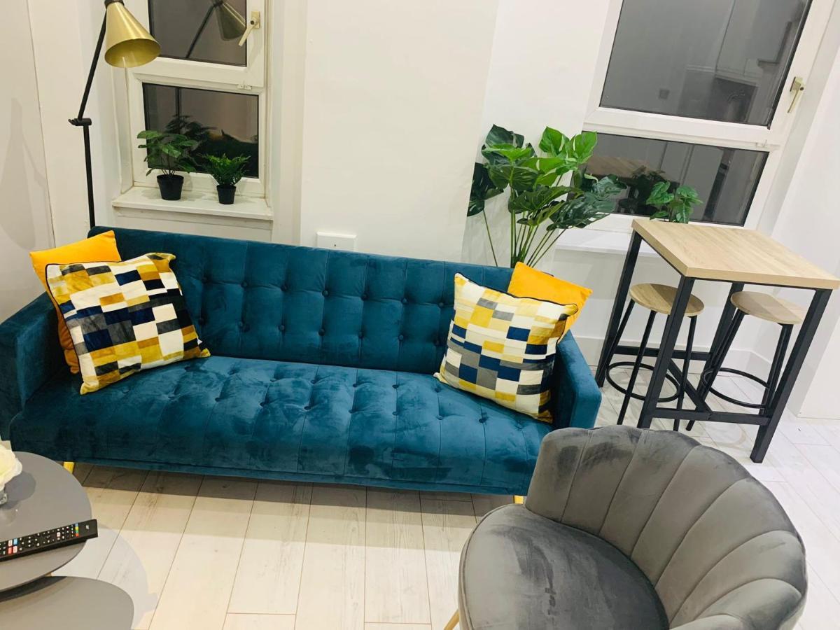 Cheerful 2 Bedroom Homely Apartment, Sleeps 6 Guest Comfy, 3X Double Bed, Parking, Free Wifi, Suitable For Business, Leisure Guest,Glasgow, Glasgow West End, Near City Centre מראה חיצוני תמונה