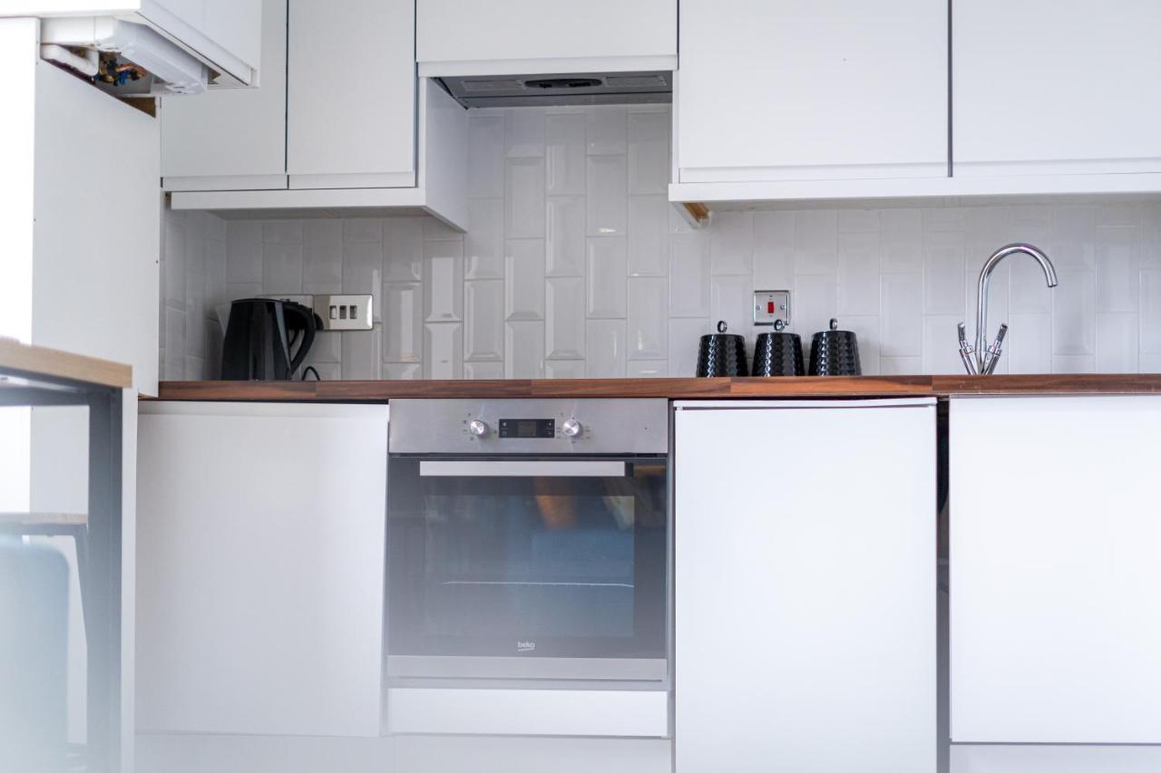 Cheerful 2 Bedroom Homely Apartment, Sleeps 6 Guest Comfy, 3X Double Bed, Parking, Free Wifi, Suitable For Business, Leisure Guest,Glasgow, Glasgow West End, Near City Centre מראה חיצוני תמונה
