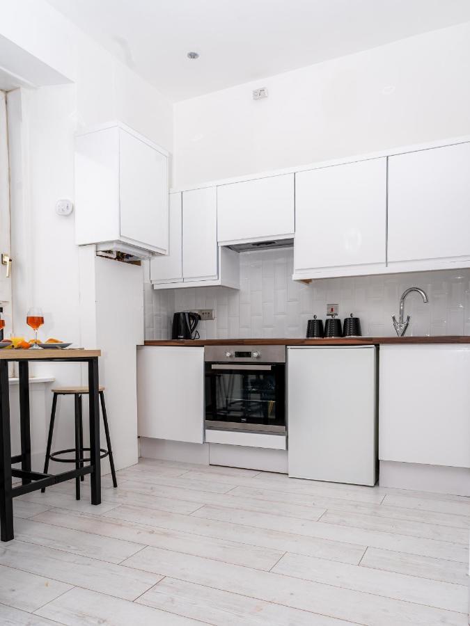 Cheerful 2 Bedroom Homely Apartment, Sleeps 6 Guest Comfy, 3X Double Bed, Parking, Free Wifi, Suitable For Business, Leisure Guest,Glasgow, Glasgow West End, Near City Centre מראה חיצוני תמונה