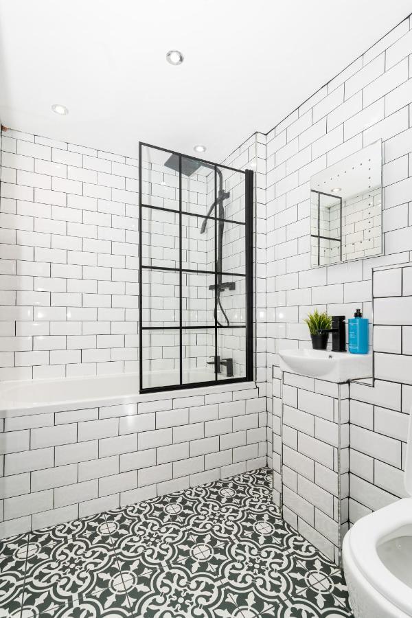 Cheerful 2 Bedroom Homely Apartment, Sleeps 6 Guest Comfy, 3X Double Bed, Parking, Free Wifi, Suitable For Business, Leisure Guest,Glasgow, Glasgow West End, Near City Centre מראה חיצוני תמונה