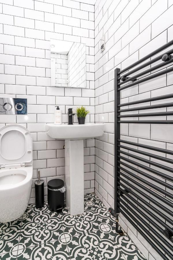Cheerful 2 Bedroom Homely Apartment, Sleeps 6 Guest Comfy, 3X Double Bed, Parking, Free Wifi, Suitable For Business, Leisure Guest,Glasgow, Glasgow West End, Near City Centre מראה חיצוני תמונה