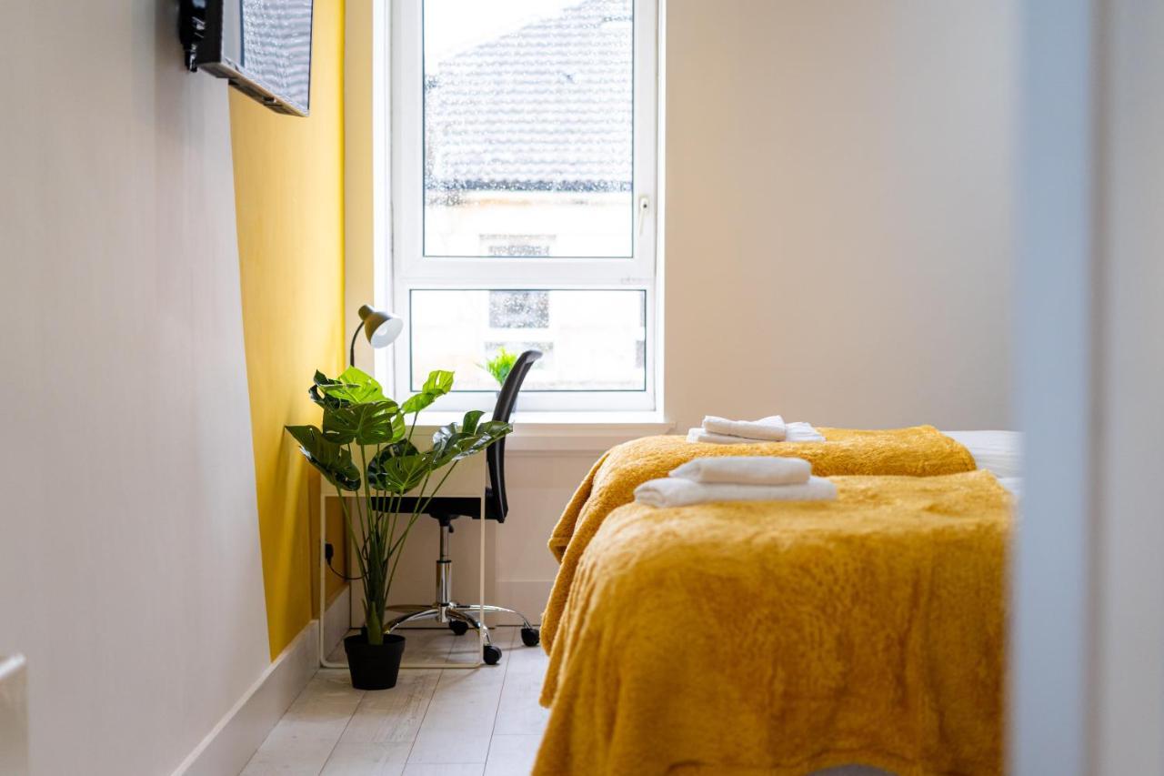Cheerful 2 Bedroom Homely Apartment, Sleeps 6 Guest Comfy, 3X Double Bed, Parking, Free Wifi, Suitable For Business, Leisure Guest,Glasgow, Glasgow West End, Near City Centre מראה חיצוני תמונה