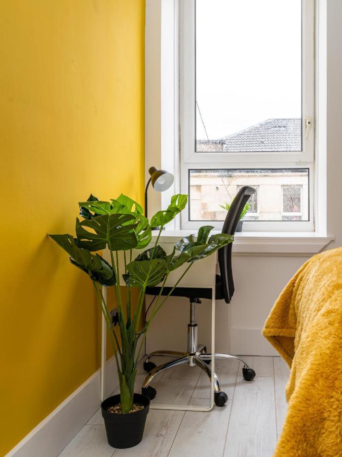 Cheerful 2 Bedroom Homely Apartment, Sleeps 6 Guest Comfy, 3X Double Bed, Parking, Free Wifi, Suitable For Business, Leisure Guest,Glasgow, Glasgow West End, Near City Centre מראה חיצוני תמונה