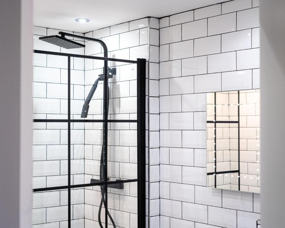 Cheerful 2 Bedroom Homely Apartment, Sleeps 6 Guest Comfy, 3X Double Bed, Parking, Free Wifi, Suitable For Business, Leisure Guest,Glasgow, Glasgow West End, Near City Centre מראה חיצוני תמונה
